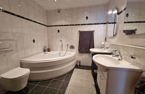 Juechen Apartment | Stylish Ground-Floor Apartment - Guest Rated 9.7/10