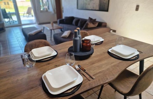 Juechen Apartment | Stylish Ground-Floor Apartment - Guest Rated 9.7/10