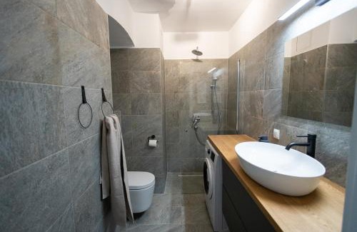 Ottakring Apartment | Stylish Apartment with Serene Balcony and Great Accessibility