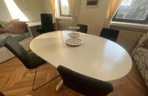 Brigittenau Apartment | Stylish Augarten Retreat: 4-Star, Pet-Friendly Getaway
