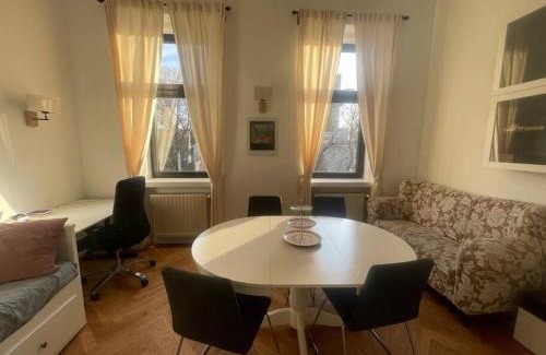 Brigittenau Apartment | Stylish Augarten Retreat: 4-Star, Pet-Friendly Getaway