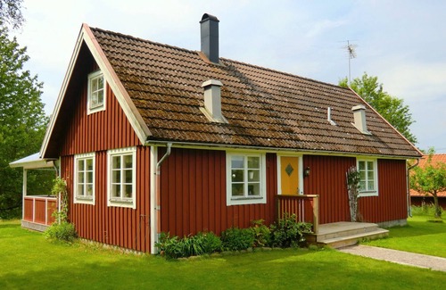 Holsbybrunn Cottage | Discover Stinas Stuga: Guest Rated 9.8, Family Friendly Retreat