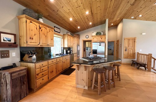 Talmont House | Stine Haus: Beach Access, Hot Tub & Perfect for Families