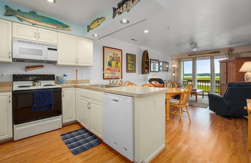Chincoteague Condo | Stingray - Waterfront Retreat with Waterside Balcony