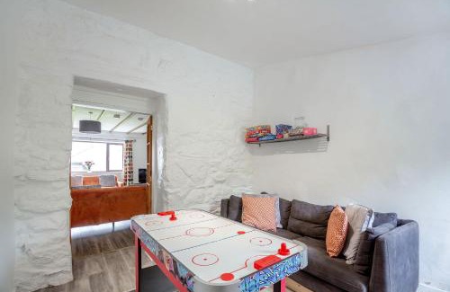 Rhiwbryfdir House | Welcoming Stiniog Lodge: Pet-Friendly Retreat with Great Reviews