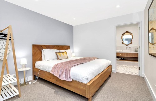 Stirling Apartment | Rated 9.5/10: Stirling Castle with Kitchen Amenities