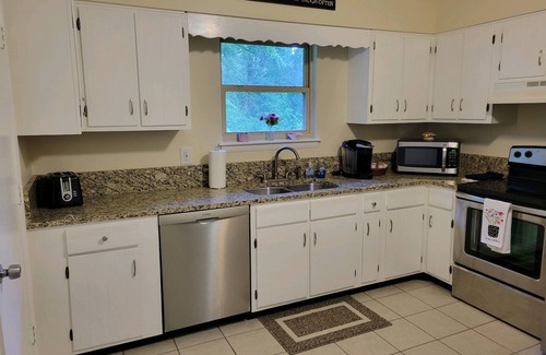 Collegedale House | Pet-Friendly 2 BR House Near Biology Trails - Top Rated!