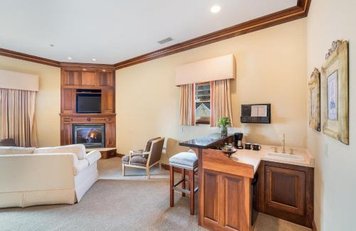 California Wine Country Hotel | Inviting Stock Farm Inn: Oceanfront Escape with Pool