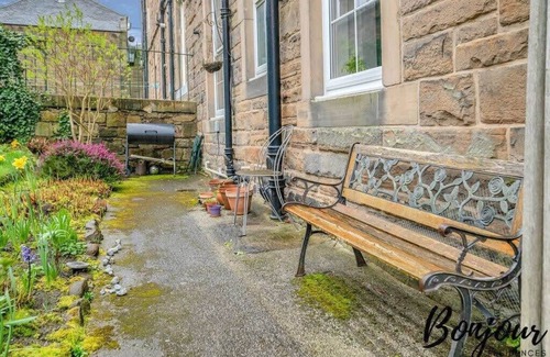 Stockbridge Apartment | Stockbridge: Inviting 1 BR Flat with Garden Access