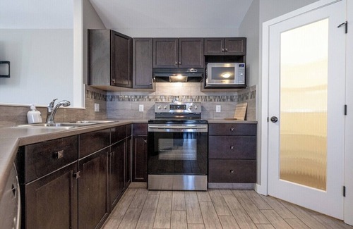 Grande Prairie House | Cozy Retreat with Kitchen, Sleeps 6 & Free WiFi