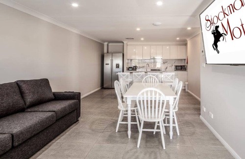 Kingswood Hotel | Cozy Stockmans Motel: 4-Star Stay with Pool & Dining