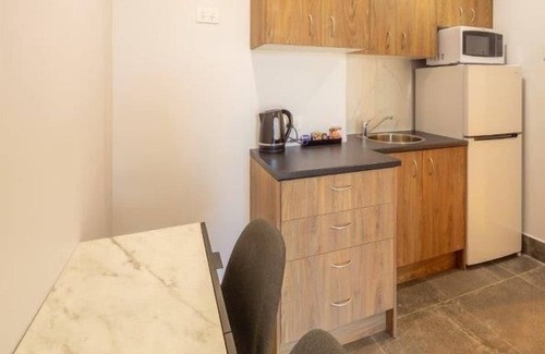 Kingswood Hotel | Cozy Stockmans Motel: 4-Star Stay with Pool & Dining
