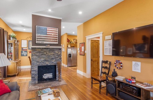 Fort Worth House | Spacious Americana House Near Stockyards with Pool & Kitchen