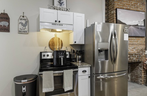 Fort Worth House | Pet-Friendly 3BR Gem Near Stockyards - Perfect for Families