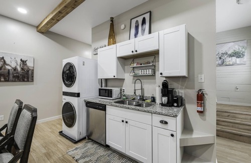 Fort Worth House | Pet-Friendly 3BR Gem Near Stockyards - Perfect for Families