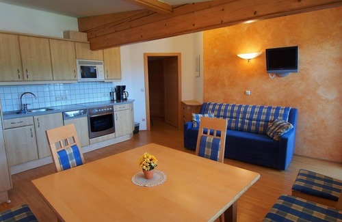 Weissenbach Apartment | Ideal Family Escape at Gästehaus Hartweger with Pool & Spa