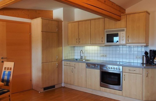 Weissenbach Apartment | Ideal Family Escape at Gästehaus Hartweger with Pool & Spa