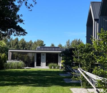 Karwienskie Bloto Drugie Cabin | Stodoły na Fali: Pet-Friendly Retreat with Ocean Views