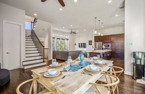 East Downtown Houston Apartment | Premier Retreat @ East Downtown: Spa & Family-Friendly Stay