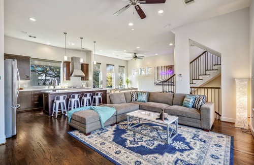 East Downtown Houston Apartment | Premier Retreat @ East Downtown: Spa & Family-Friendly Stay
