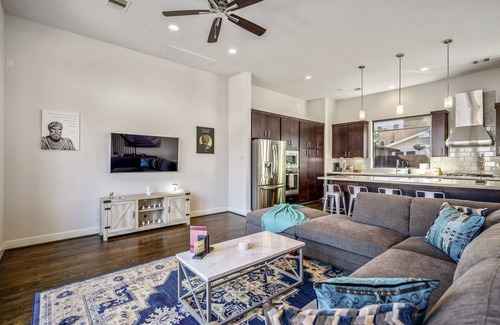 East Downtown Houston Apartment | Premier Retreat @ East Downtown: Spa & Family-Friendly Stay