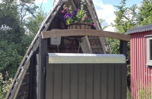 Woodbridge Cabin | Stompy's Hut: Cozy Retreat in a Peaceful Setting