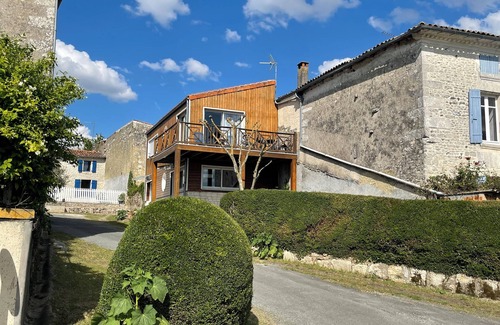 Dompierre-sur-Charente Apartment | Tranquil Retreat in a Serene Village with Family-Friendly Amenities