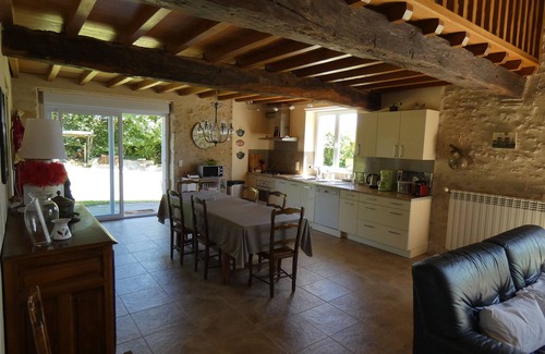 Larressingle House | Charming Gite Retreat: Pool, Breakfast & Family-Friendly