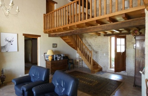Larressingle House | Charming Gite Retreat: Pool, Breakfast & Family-Friendly