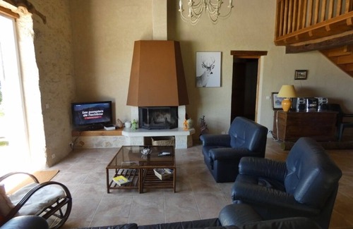 Larressingle House | Charming Gite Retreat: Pool, Breakfast & Family-Friendly