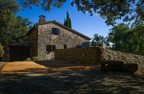 Lorgues House | Idyllic Stone Bastide: Pool, Spa & Scenic Views Await