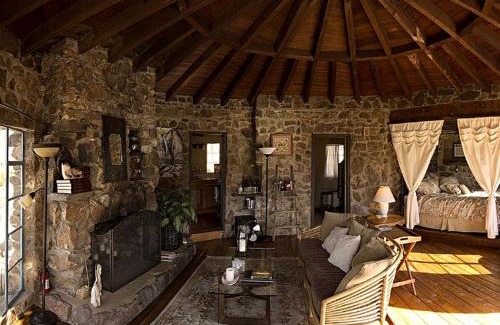 Araby Cove House | Stone-Built Bungalow Rental with Coachella Valley Views near Palm Springs, California