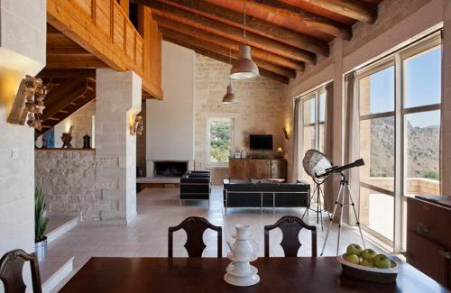 Monopari Villa | Charming Villa Limeri: Pool, BBQ & Oceanfront Views