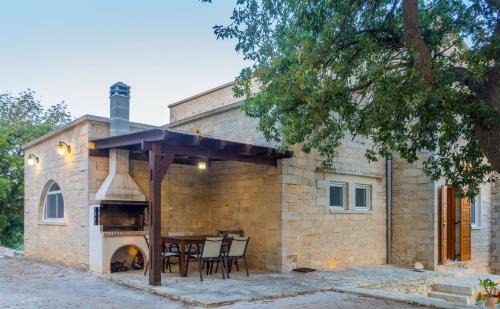 Monopari Villa | Charming Villa Limeri: Pool, BBQ & Oceanfront Views