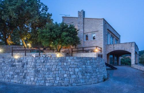 Monopari Villa | Charming Villa Limeri: Pool, BBQ & Oceanfront Views