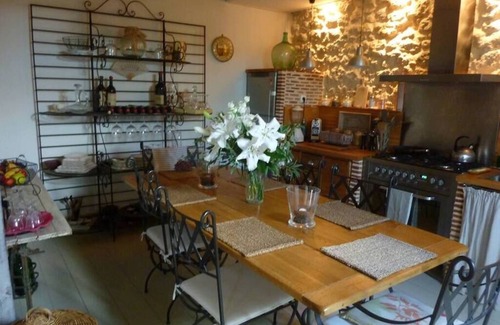 Tresses House | Explore Nature at Stone Retreat: Pet-Friendly & Family Fun