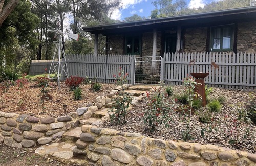 Morans Crossing Cottage | Pet-Friendly Stay at Stone Cottage near Bemboka River