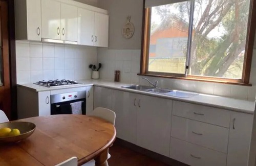 Mandurah House | Cozy Stone Cottage Near Beach and Estuary - 9.6/10 Rated
