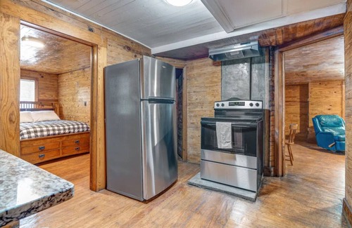 McCalla Cabin | Ideal Stone Cottage Near UA, Hoover Met & Golf Options
