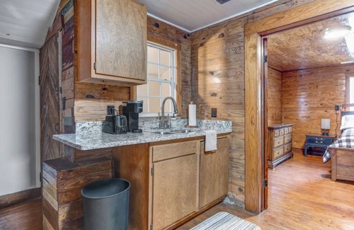 McCalla Cabin | Ideal Stone Cottage Near UA, Hoover Met & Golf Options