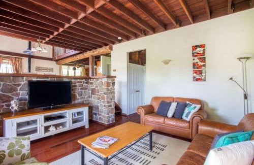 Woodstock House | Cozy Stone Cottage: Pet & Child Friendly Retreat