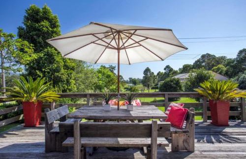 Woodstock House | Cozy Stone Cottage: Pet & Child Friendly Retreat