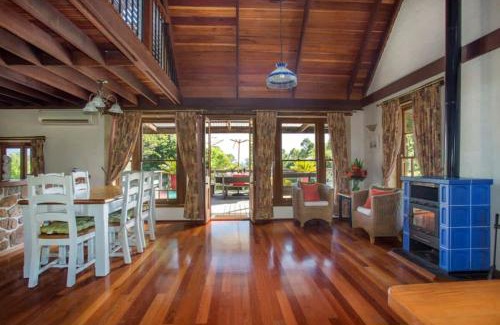 Woodstock House | Cozy Stone Cottage: Pet & Child Friendly Retreat