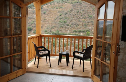 Kaftoun Cottage | Cozy Stone Cottage with Jacuzzi for a Romantic Getaway