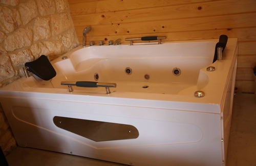 Kaftoun Cottage | Cozy Stone Cottage with Jacuzzi for a Romantic Getaway