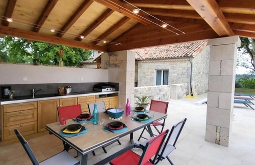 Monbalen House | Idyllic Stone Country House with Pool & Summer Kitchen