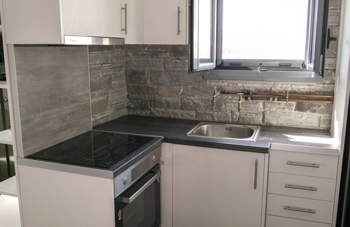Nea Styra House | Cozy Studio Steps from the Beach with Ocean View Amenities