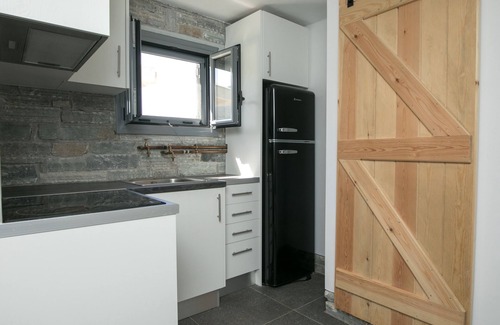 Nea Styra House | Cozy Studio Steps from the Beach with Ocean View Amenities