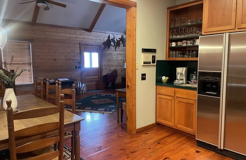 Broken Arrow Cabin | Top-Rated Stone Creek Lodge with Spa & Hot Tub Amenities