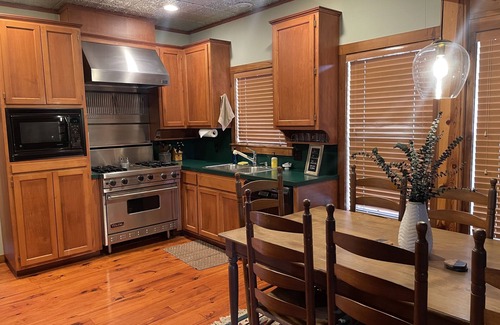 Broken Arrow Cabin | Top-Rated Stone Creek Lodge with Spa & Hot Tub Amenities